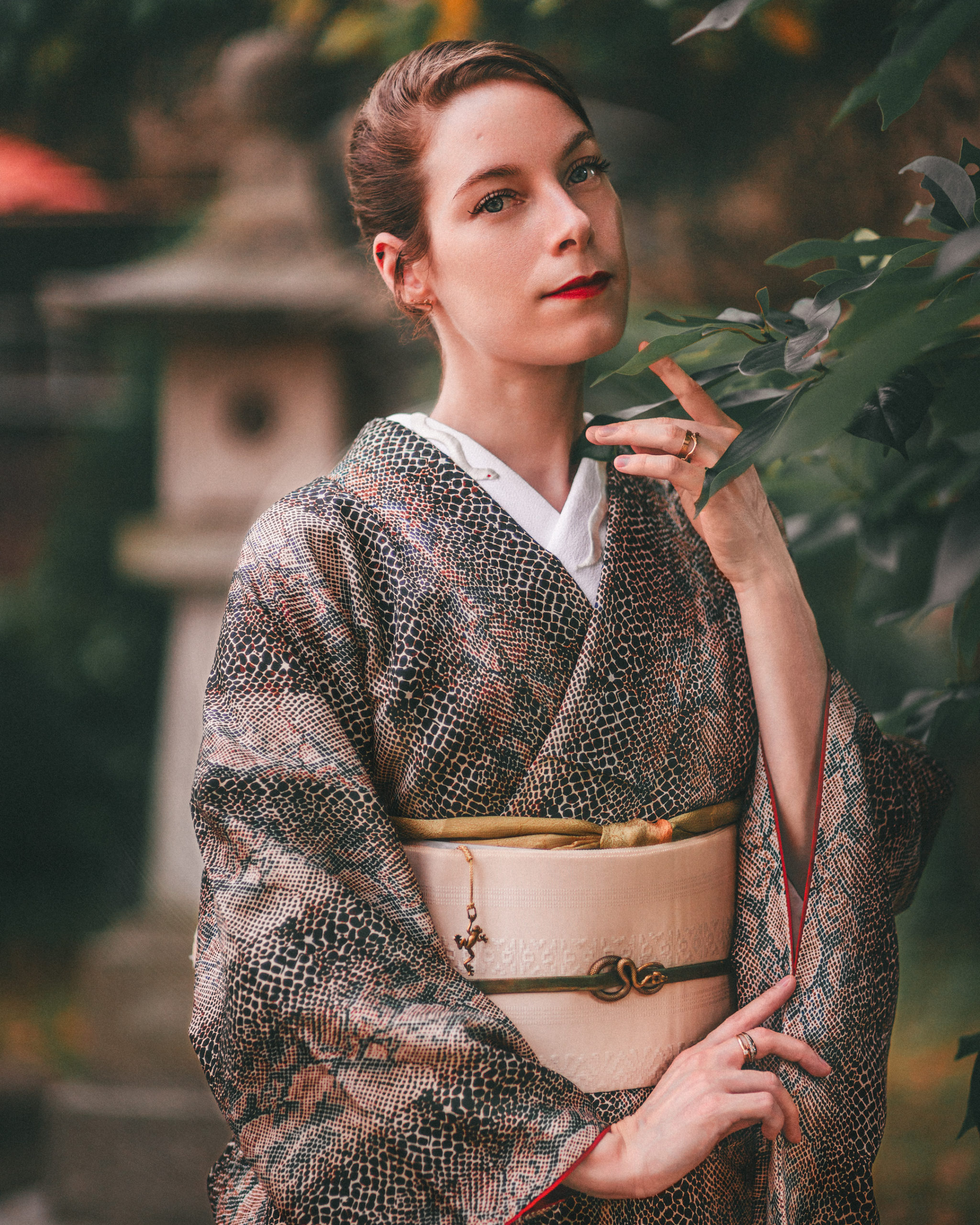 鎌倉ので正絹の着物を着る女性