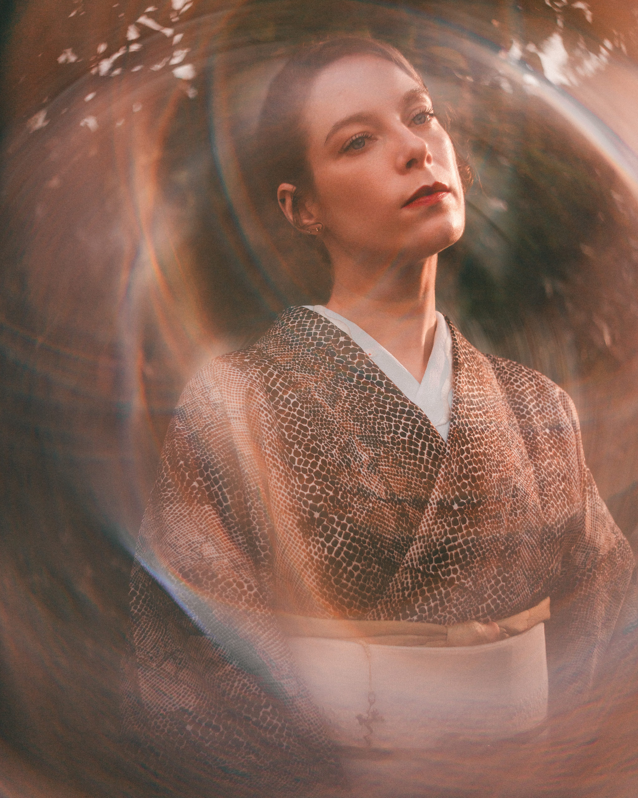 鎌倉の寺院で着物を着た女性