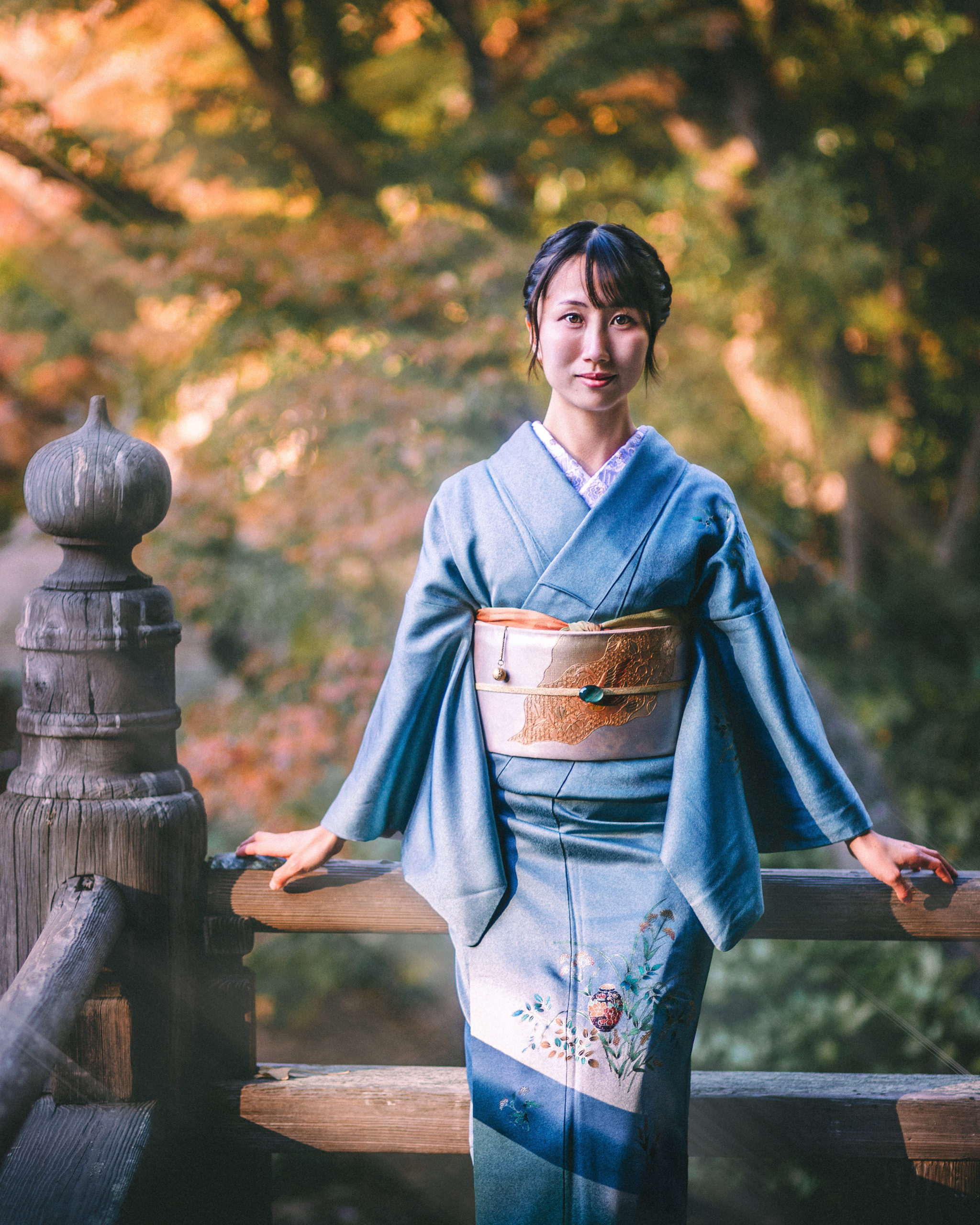 Woman in silk kimono during autumn photoshoot in Kamakura 